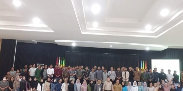 Ketua Yayasan Sari Mutiara Dr. Parlindungan Purba, berfoto bersama relawan Green Volunteer