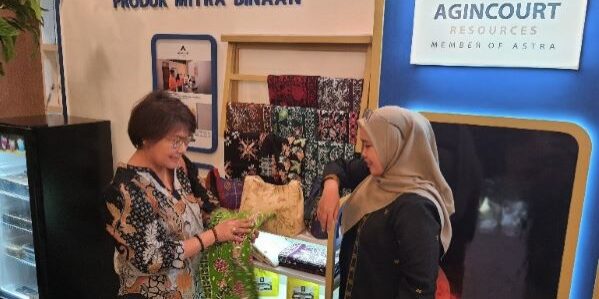 Senior Manager Corporate Communications PTAR, Katarina Siburian Hardono (kiri) melihat produk UMKM di Pekan Raya Sumatera Utara

