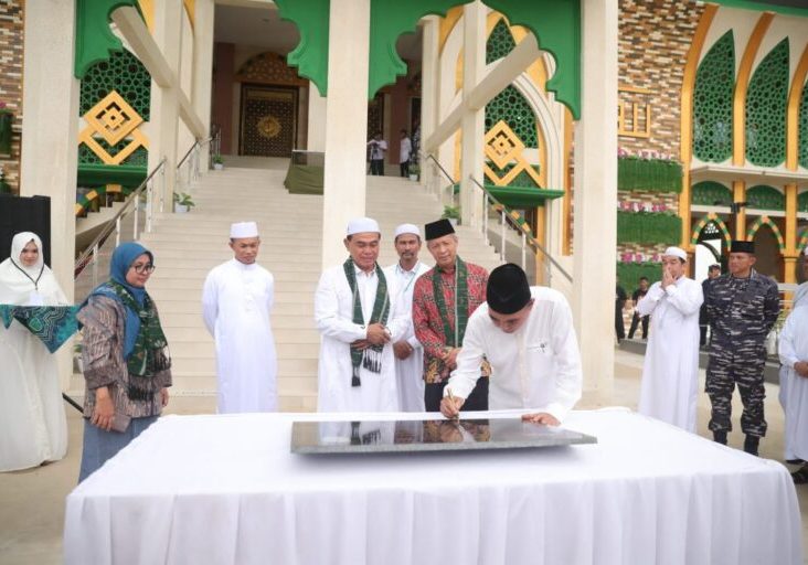 Peresmian Masjid Apung Ziyadatul Abrar, di Pantai Siring Pantai Pagatan Kabupaten Tanah Bumbu