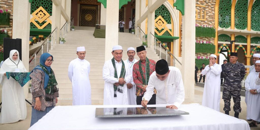 Peresmian Masjid Apung Ziyadatul Abrar, di Pantai Siring Pantai Pagatan Kabupaten Tanah Bumbu