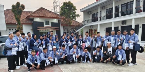 Pindo Deli Karawang memberangkatkan 36 warga Desa Kutamekar, Kabupaten Karawang untuk menunaikan ibadah umroh