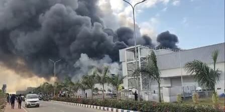 Pabrik Komponen iPhone Tata - India terbakar