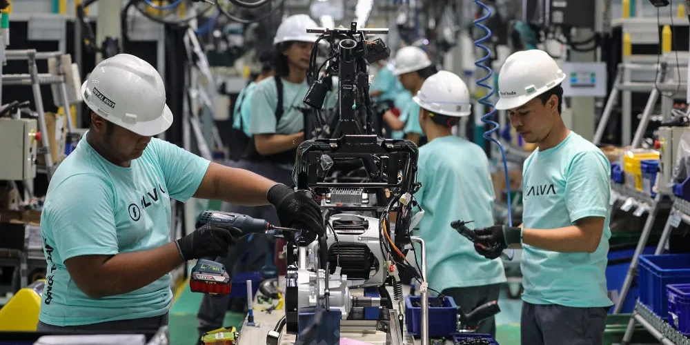 Daftar UMK 2024 di Atas Rp4,5 Juta. Pekerja beraktivitas pada Alva Manufacturing Facility di Cikarang, Kabupaten Bekasi, Jawa Barat, Rabu (20/9/2023).

