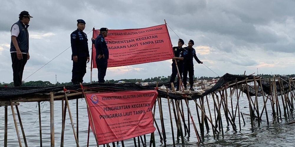 Direktur Jenderal Pengawasan Sumber Daya Kelautan dan Perikanan (PSDKP) KKP, Pung Nugroho Saksono bersama jajaran melakukan pemblokiran aktivitas pemasangan pagar laut ilegal di Desa Cituis, Kecamatan Pakuhaji, Banten, Kamis (9/1/2025)

