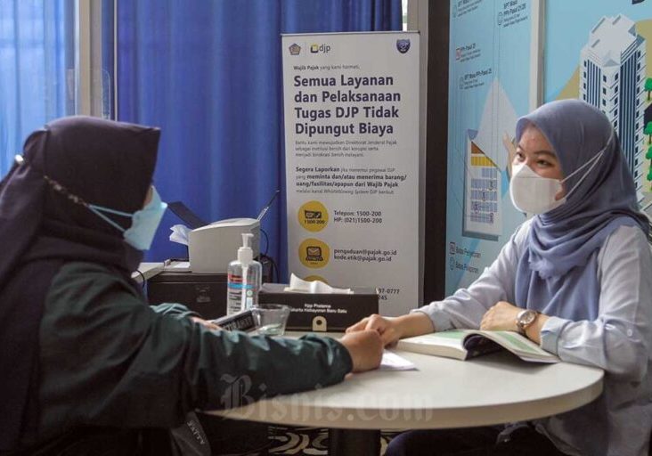 Wajib pajak beraktivitas di salah satu kantor pelayanan pajak pratama, Jakarta, Rabu (11/1/2023)

