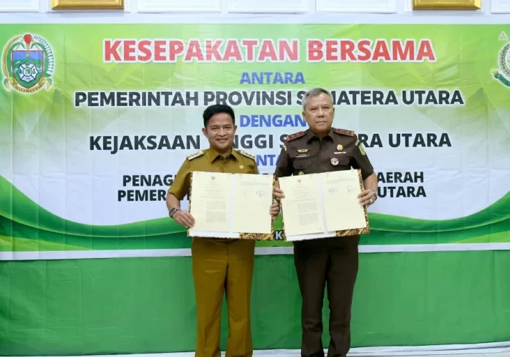 Pj Gubernur Sumut Hassanudin bersama dengan Kepala Kejaksaan Tinggi Sumut Idianto menandatangani Kesepakatan Bersama Antara Pemprov Sumut dengan Kejaksaan Tinggi Sumut tentang Penagihan Tunggakan Pajak Daerah Pemprov Sumut di Kantor Kejaksaan Tinggi Sumut, Jalan AH Nasution, Medan, Selasa (24/10/2023).

