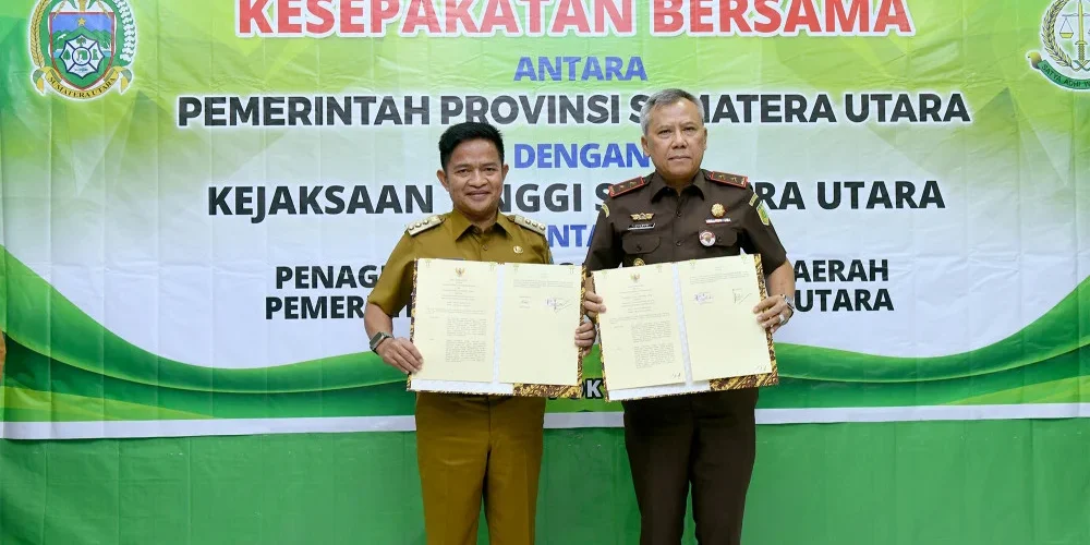 Pj Gubernur Sumut Hassanudin bersama dengan Kepala Kejaksaan Tinggi Sumut Idianto menandatangani Kesepakatan Bersama Antara Pemprov Sumut dengan Kejaksaan Tinggi Sumut tentang Penagihan Tunggakan Pajak Daerah Pemprov Sumut di Kantor Kejaksaan Tinggi Sumut, Jalan AH Nasution, Medan, Selasa (24/10/2023).

