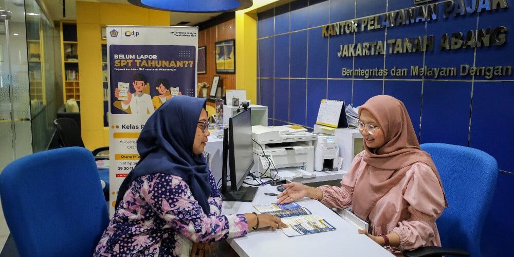 Petugas melayani wajib pajak di salah satu kantor pelayanan pajak pratama di Jakarta.

