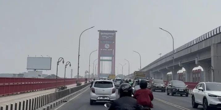 Kondisi Jembatan Ampera yang diselimuti kabut asap

