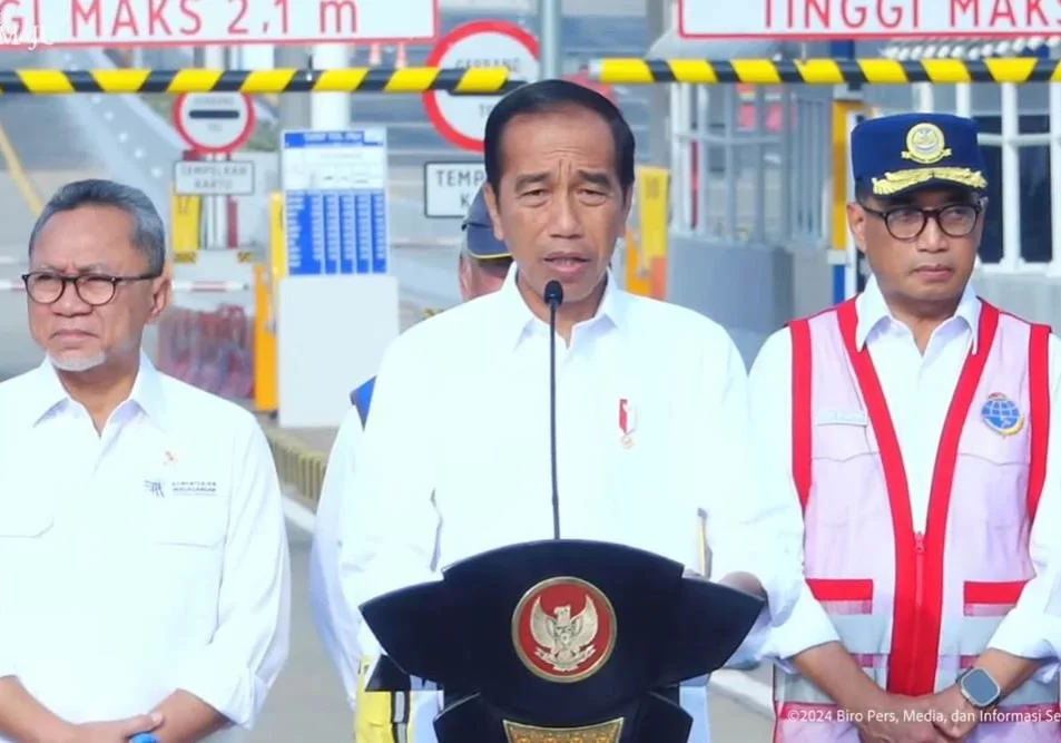 Presiden Joko Widodo (Jokowi) saat meresmikan Jalan Tol Serpong - Cinere Seksi 2 Pamulang-Cinere-Raya Bogor di Depok, Jawa Barat, Senin (8/1/2024).

