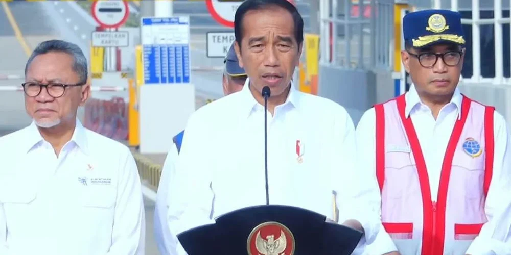 Presiden Joko Widodo (Jokowi) saat meresmikan Jalan Tol Serpong - Cinere Seksi 2 Pamulang-Cinere-Raya Bogor di Depok, Jawa Barat, Senin (8/1/2024).

