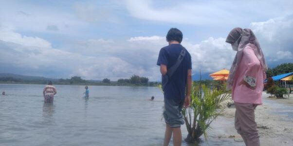 Pengelolaan Danau Toba belum baik, masih banyak pantai terlantar. Terlihat pantai Danau Toba di Porsea Kabupaten Toba perlu pengelolaan. (Foto: Fadmin Malau)