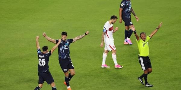 Paraguay mengalahkan Turki dengan 10 Pemain