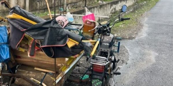 Terlihat becak bermotor yang dikemudikan korban, usai ditabrak kereta api

