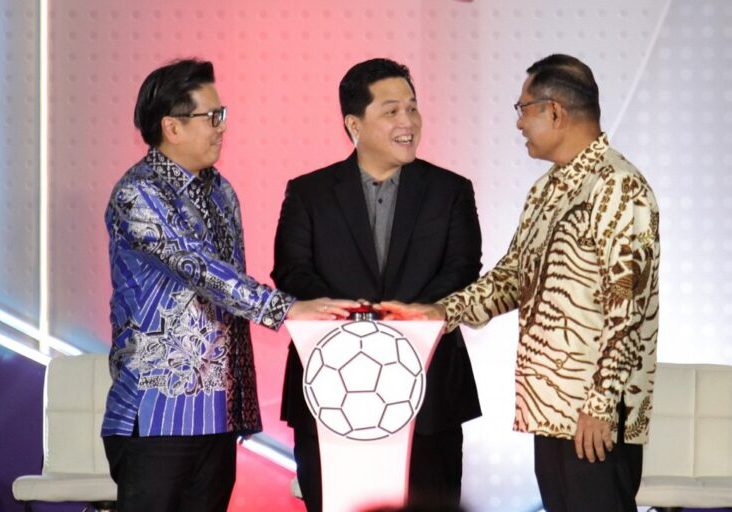 Managing Director Sinarmas, Ferry Salman (Kiri) dan Saleh Husin (Kanan) bersama Ketua Umum PSSI, Erick Thohir (Tengah) saat Signing Ceremony PSSI Partner Summit di Jakarta


