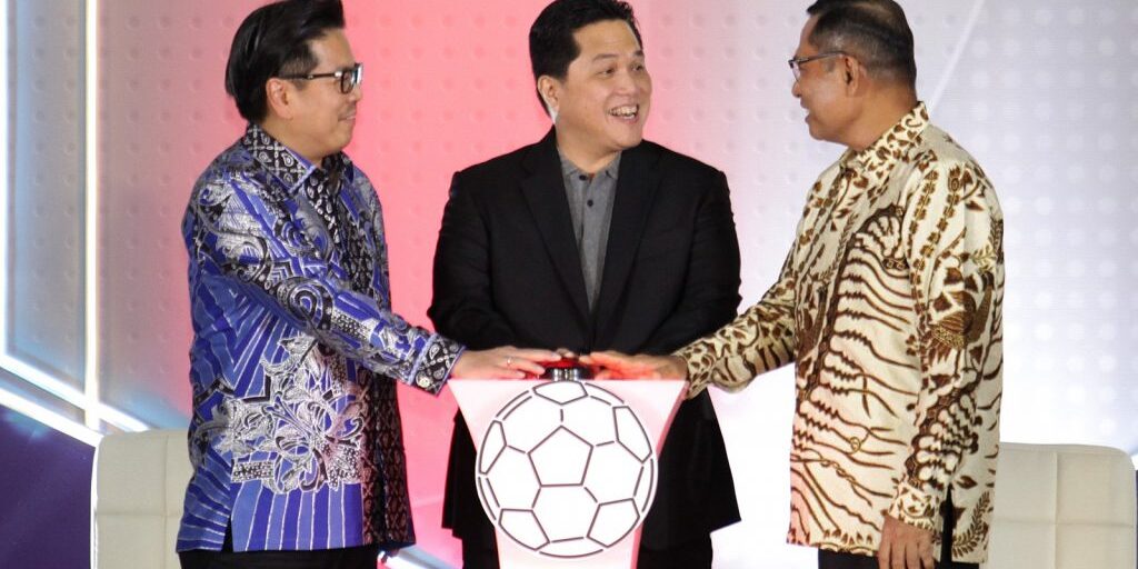Managing Director Sinarmas, Ferry Salman (Kiri) dan Saleh Husin (Kanan) bersama Ketua Umum PSSI, Erick Thohir (Tengah) saat Signing Ceremony PSSI Partner Summit di Jakarta


