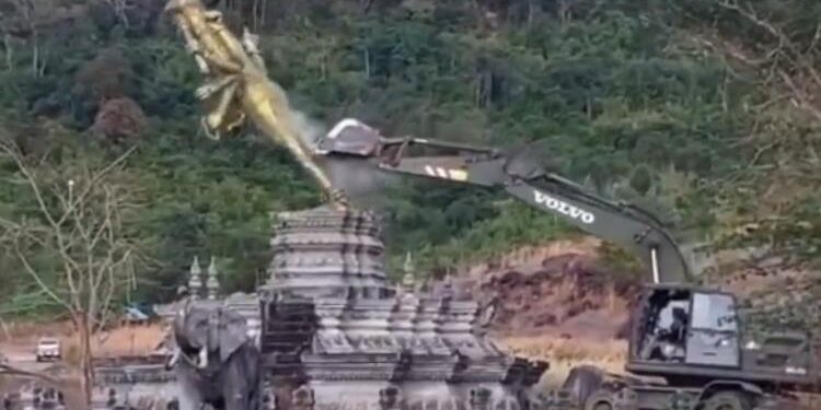 Patung Hindu dirobohkan untuk diganti dengan Patung Buddha