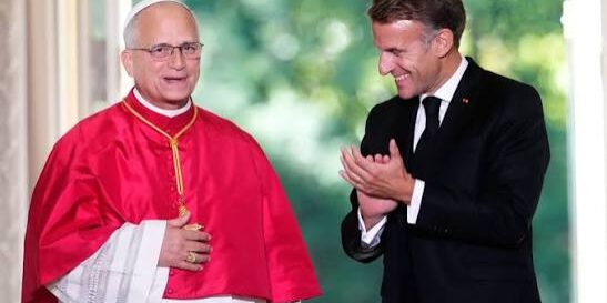 Paus Leo bersama Presiden Macron