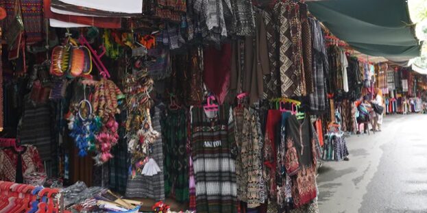 Para pedagang sourvenir di kota Parapat, Simalungun Sumatera Utara