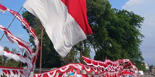 Pedagang Bendera Merah Putih dipajang untuk dijual di jalan Sisingamaraja Medan. (Foto: MYas)