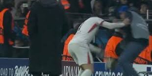 Pedro Neto dari Chelsea mendorong ball boy