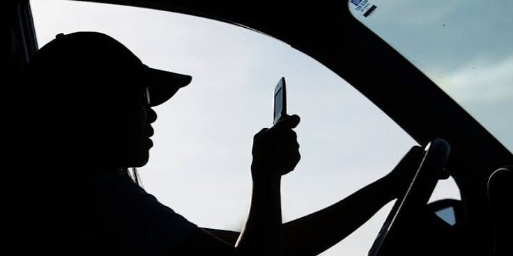 Pegang Ponsel Saat Nyetir Terancam Pidana