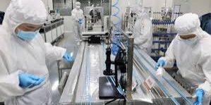 Pekerja di pabrik produksi kateter presisi polimer medis China