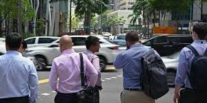 Pekerja kantoran di Raffles Place di Singapura