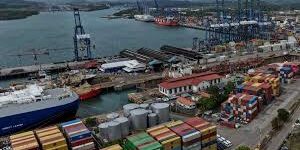 Pelabuhan Balboa di Terusan Panama, yang dikelola CK Hutchison Holdings, di Panama