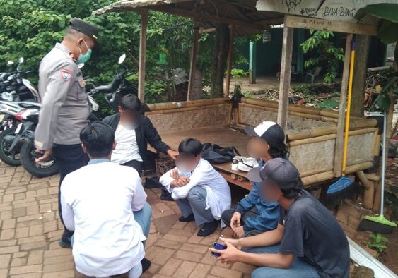 Polisi mengamankan sejumlah pelajar bolos sekolah di Pondok Aren, Tangerang Selatan.

