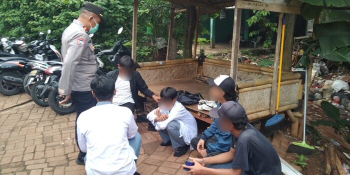 Polisi mengamankan sejumlah pelajar bolos sekolah di Pondok Aren, Tangerang Selatan.

