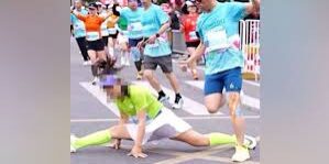 Pelari wanita berhenti dan jatuh dengan posisi kaki split sempurna