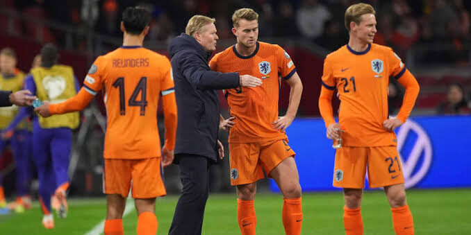 Pelatih Belanda, Ronald Koeman bersama pemain
