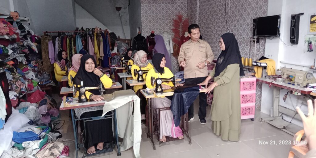 Pelatihan menjahit bagi ibu Rumah Tangga di wilayah operasional Perusahaan