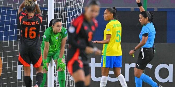 Pemain Brazil diganjar kartu merah saat melawan Kolumbia