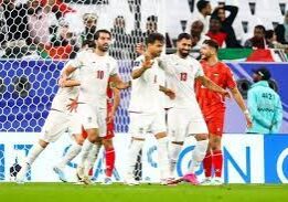 Pemain Iran merayakan gol ke gawang Palestina