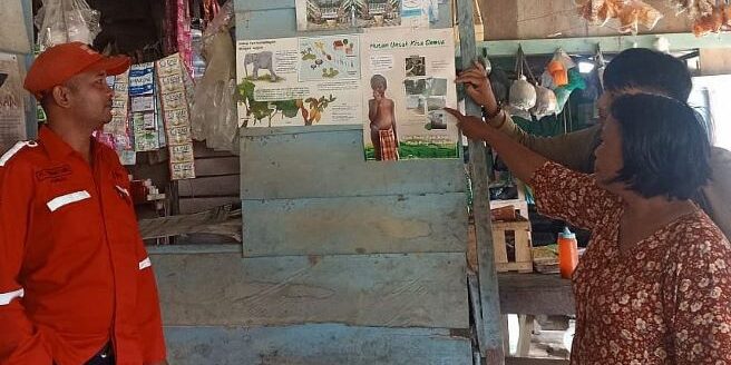 Warga setempat memasang poster berjudul “Hidup Berdampingan dengan Gajah”

