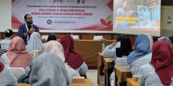 Pemateri sampaikan materi manajemen usaha pada pelaku UMKM dalam pelatihan diselenggarakan PT SMART Tbk di Gedung SIER, Surabaya. (Foto: dok SMART)

