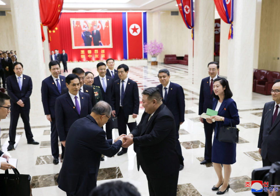 Pemimpin Korut Kim Jong Un dan anggota politbiro China Li Hongzhong di Pyongyang