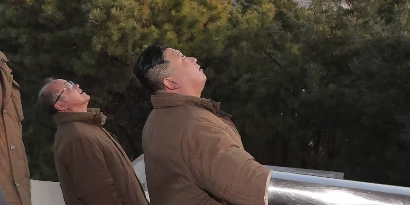 Pemimpin Korut Kim Jong Un menyaksikan peluncuran ICBM