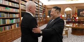 Pemimpin Korut Kim Jong Un menyambut Menhan Rusia Andrey Beloussov