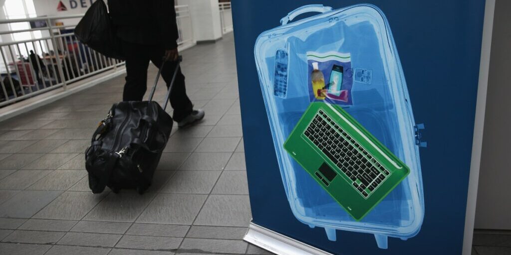 Pemindai Baru akhiri kewajiban keluarkan cairan & laptop