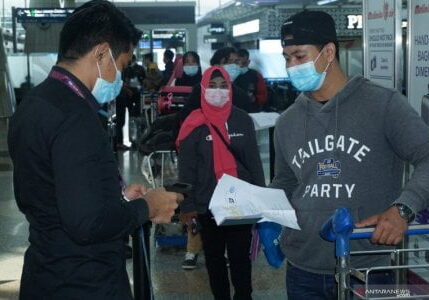 Sejumlah Pekerja Migran Indonesia (PMI) non prosedural peserta pemulangan program rekalibrasi tahap empat sedang antri "check in" di Bandar Udara Kuala Lumpur International Airport (KLIA) di Kuala Lumpur