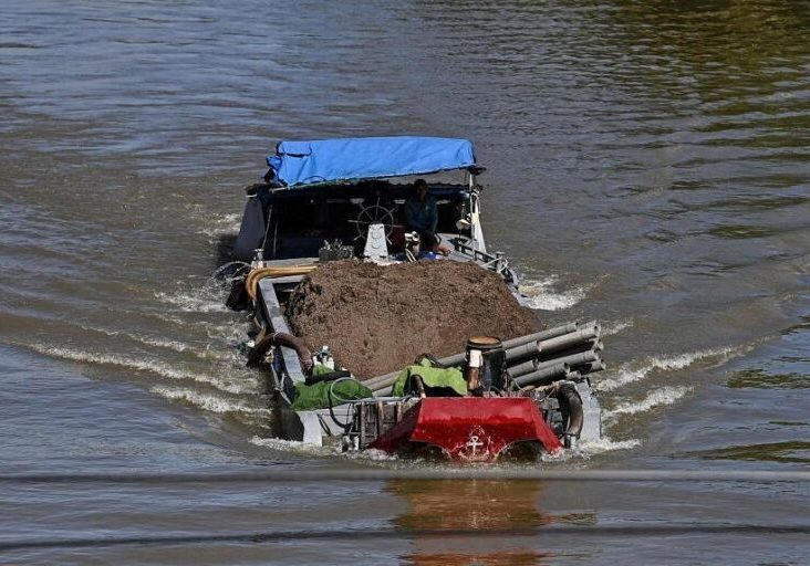 Penambangan pasir ilegal di Vietnam