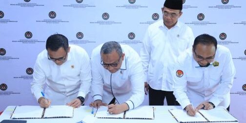 Surat Keputusan Bersama (SKB) Tiga Menteri yang ditandatangani
