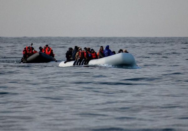 Pencari Suaka tiba di Inggris dengan perahu kecil