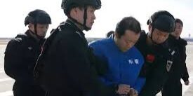 Pengawalan Chen Zhi, tersangka bos penipuan yang diborgol