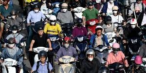 Pengendara Skuter Hanoi tolak larangan motor bensin