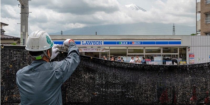 Penghalang jaring besar di tempat turis berfoto Gunung Fuji 