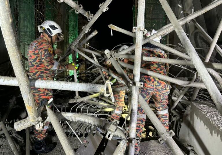 Penyelamatan di Gudang yang runtuh di Penang